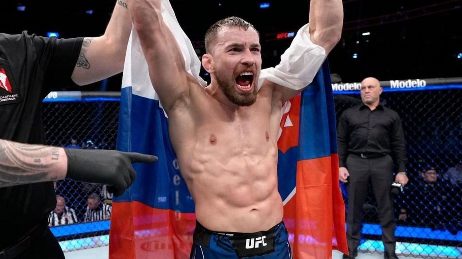 Prvý Slovák v najprestížnejšej MMA organizácii Ľudovít Klein zdolal na UFC 272 v Las Vegas Američana Devonteho Smitha