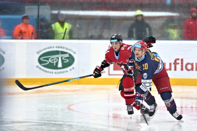 Zľava: Tomáš Zigo z HC ‘05 iClinic Banská Bystrica a Milchal Chovan z HKM Zvolen počas hokejového zápasu 40. kola Tipsport ligy medzi HC ‘05 iClinic Banská Bystrica – HKM Zvolen v rámci podujatia Kaufland Winter Classic Games 2019 pod holým nebom na štadióne VŠC Dukla na banskobystrických Štiavničkách. Banská Bystrica, 3. február 2019.Foto: SITA/Peter Rusko