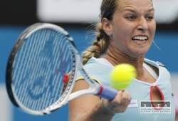 cibulkova postupila cez wozniacku do