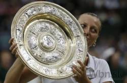 kvitova znicila bouchardovu ma druhy titul z wimbledonu