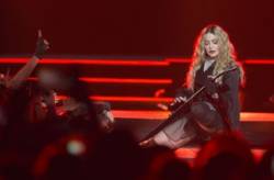 madonna odohrala kratky koncert na namesti v parizi