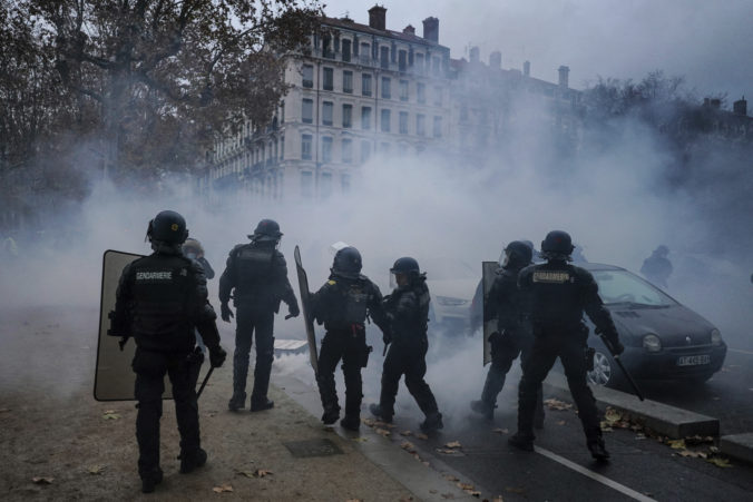 france_protests_36845 72752bc4cf95412c9a1bed9db066509b 676x451