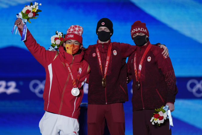 beijing_olympics_medals_ceremony_41744 cb94a7adff984768a3377f3f44d4fe95 676x451