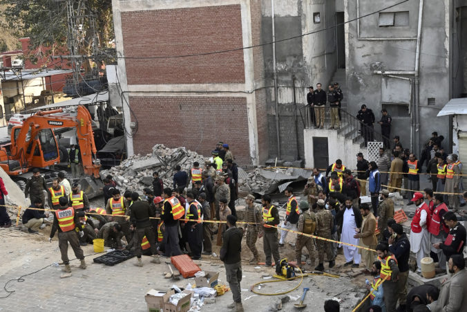 pakistan_mosque_bombing_98159 23e86a6a406c497cb9f5f33435329f1d 676x451