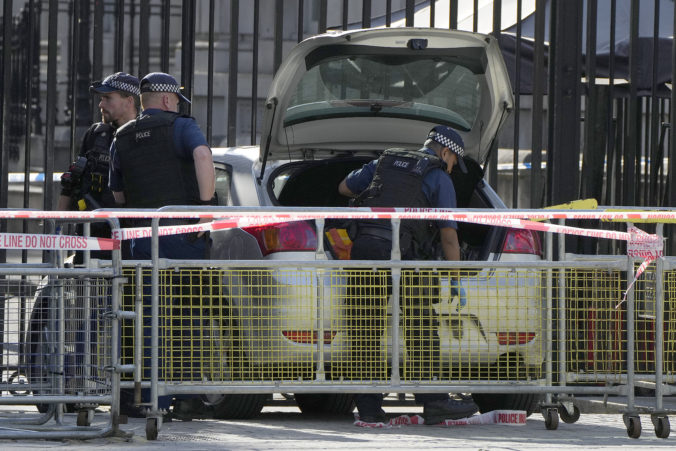 britain_downing_street_collision_07882 676x451