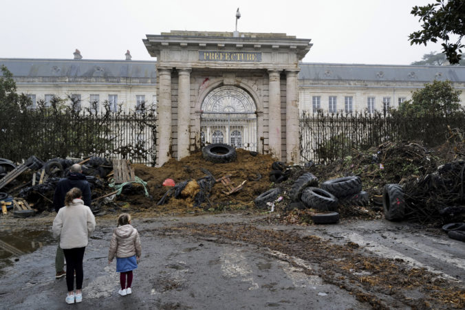 aptopix_france_farmers_protests_73948 676x451