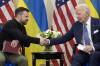 Biden sa ospravedlnil Ukrajine za zdržanie vojenskej pomoci, Zelenskyj sa za jej schválenie poďakoval