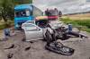 Za obcou Rajčany došlo k čelnej zrážke osobného auta s kamiónom, vodič Volkswagenu Bora nehodu neprežil