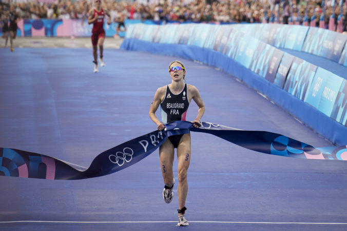 francuzka cassandre beaugrandova v cieli stredajsieho triatlonu na letnej olympiade v parizi. 676x451