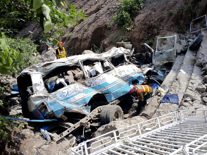 pakistan_bus_accident_39812 676x507