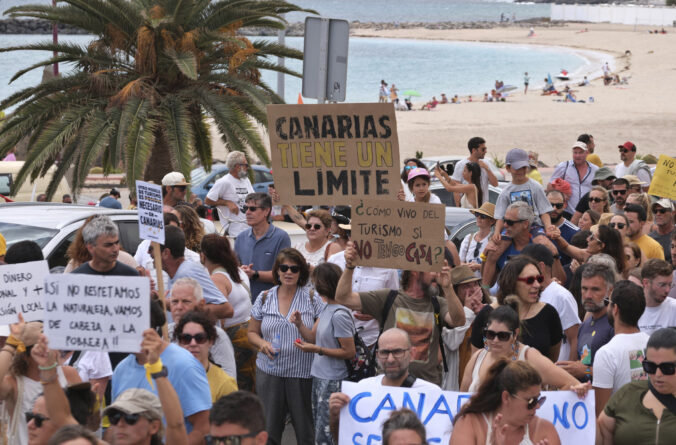 spain_tourism_protests_44380 676x445