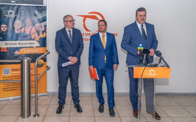 predstavenstvo zssk v zlozeni generalneho riaditela petra helexu vpravo podpredsedu predstavenstva martina bahurinskeho v strede a clena predstavenstva karola henzelyho vlavo 676x423