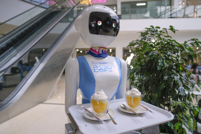 kenya_robot_waiters_11905 2 676x451