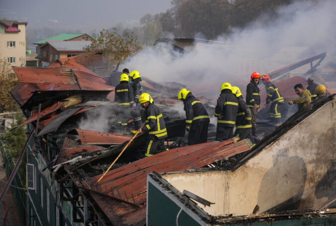 india_kashmir_fire_41380 676x454