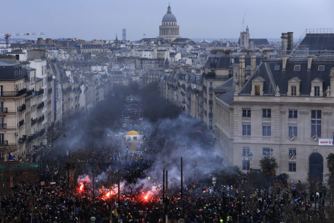 aptopix_france_pension_protests_98418 676x451