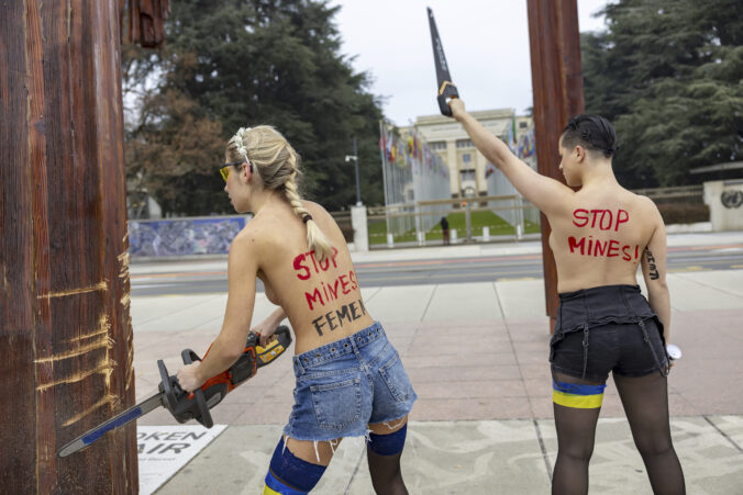 switzerland_topless_protesters_russia_80354 676x451