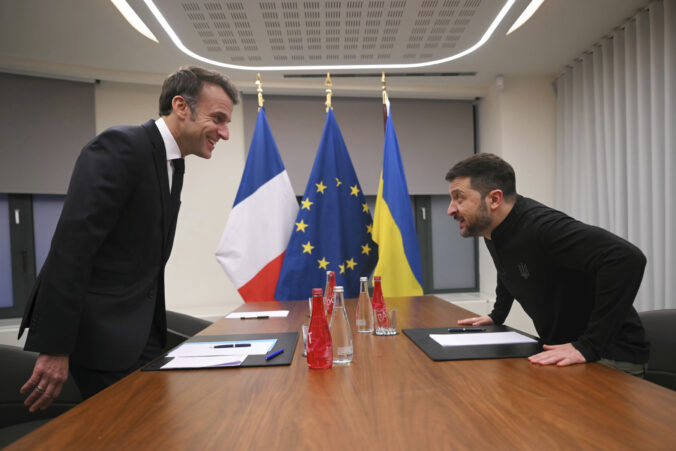 emmanuel macron volodymyr zelenskyj 676x451